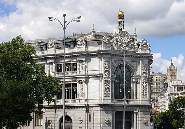 El Banco de España constata una mejora del acceso presencial a servicios bancarios pese al cierre de oficinas y cajeros